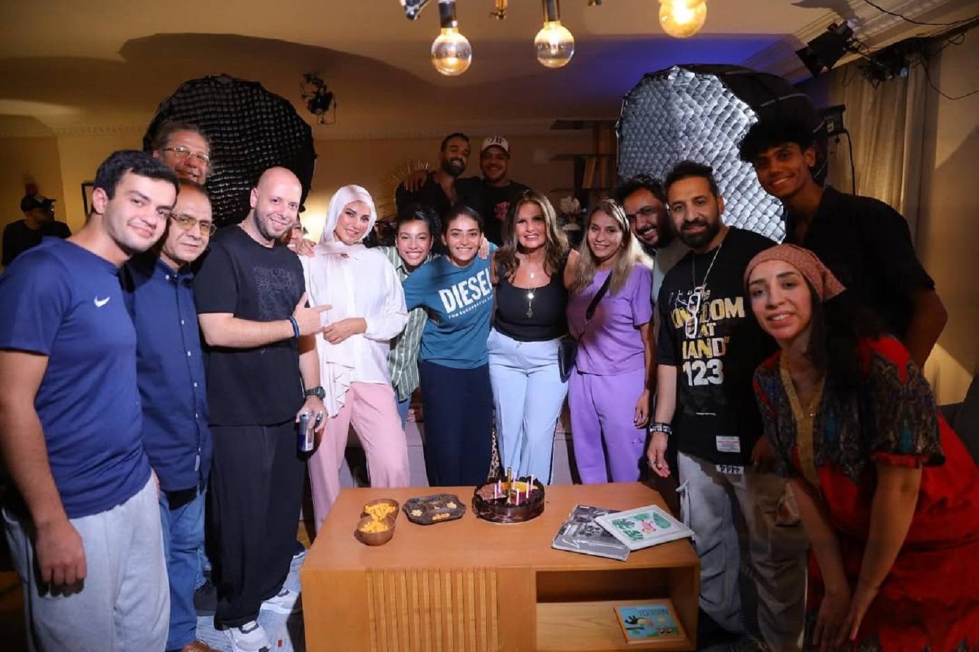 يسرا ودرة وفريق عمل المسلسل في عيد ميلاد رنا السبكي