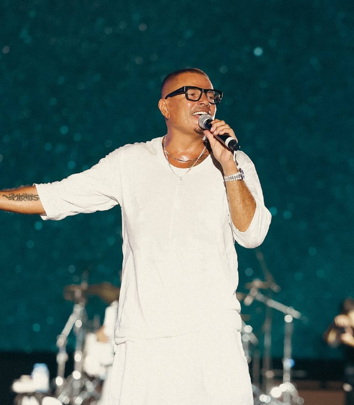 عمرو دياب يحتفل بتصدر ألبومه 