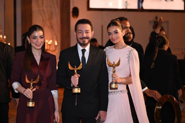 أحمد زاهر وابنتاه ملك وليلى