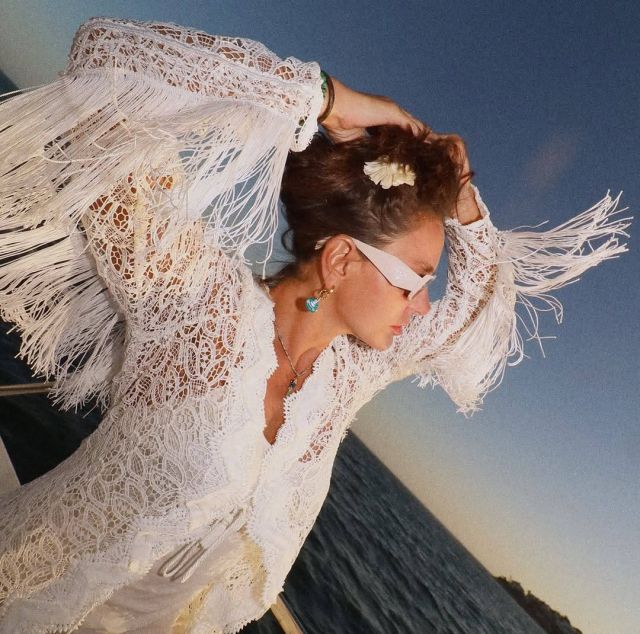 ديمة قندلفت بالدانتيل الأبيض 