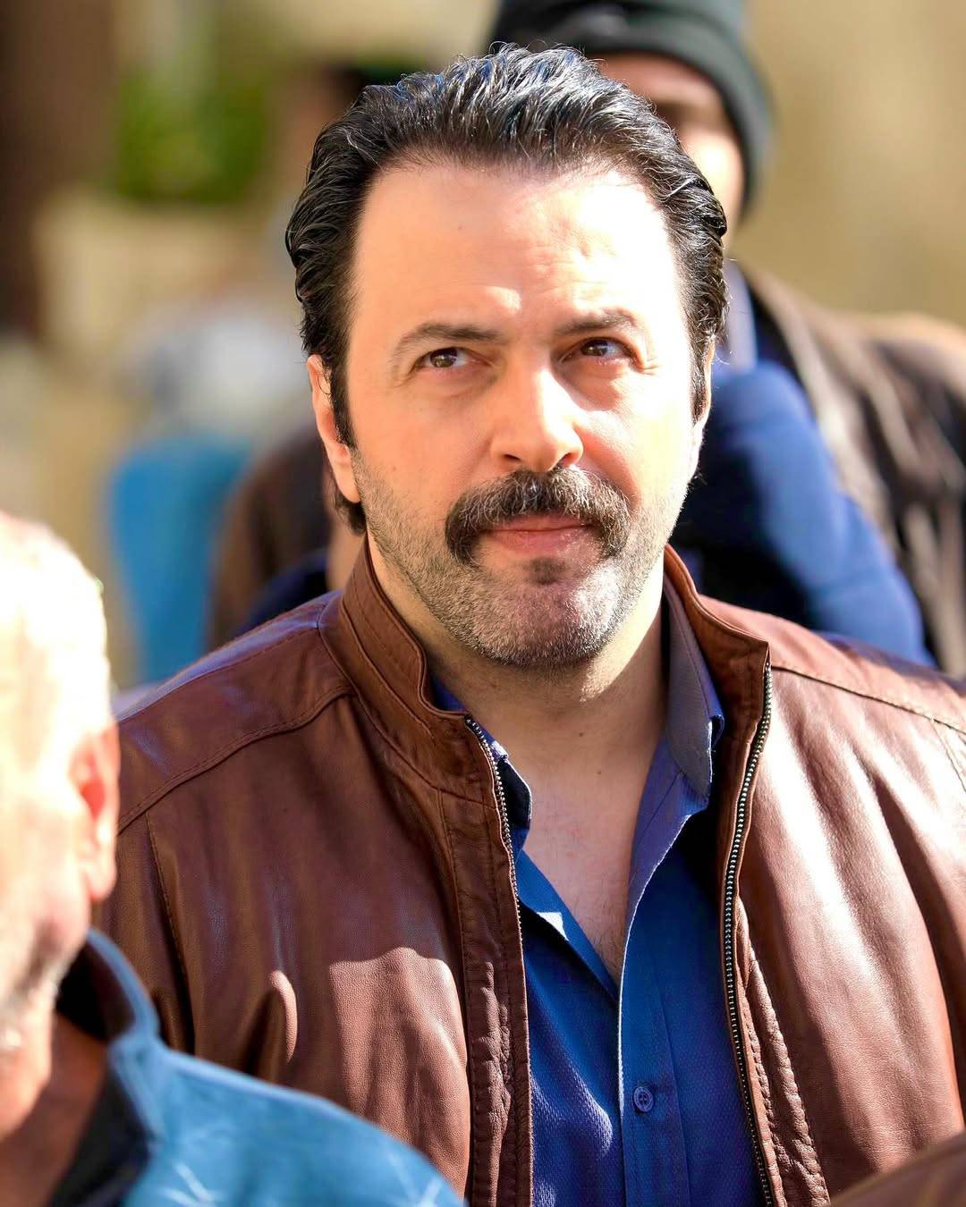 زاده الشيب جمالاً... تيم حسن يلفت الأنظار بوسامته