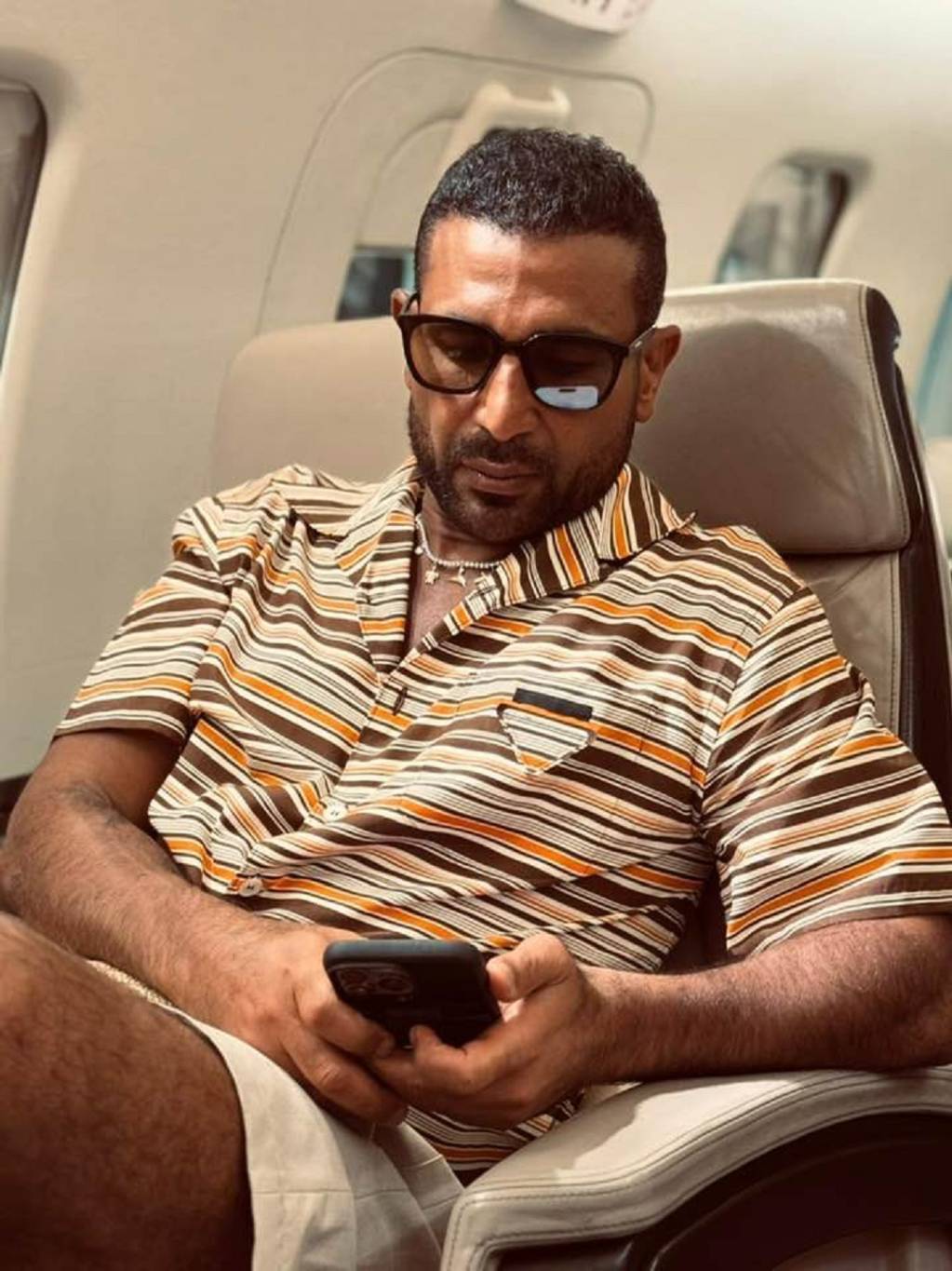 أحمد سعد يعلّق ساخراً على إطلالاته الغريبة في حفلاته (فيديو)