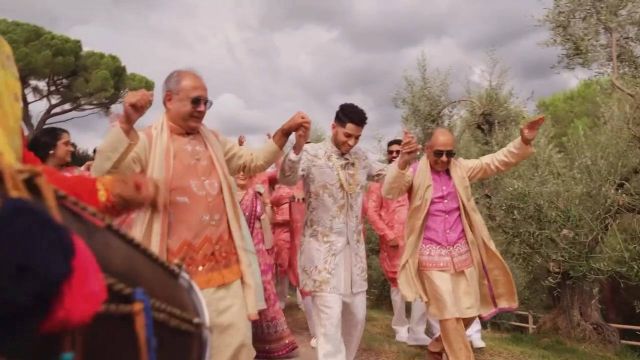 مينا مسعود برقصة هندية في زفافه