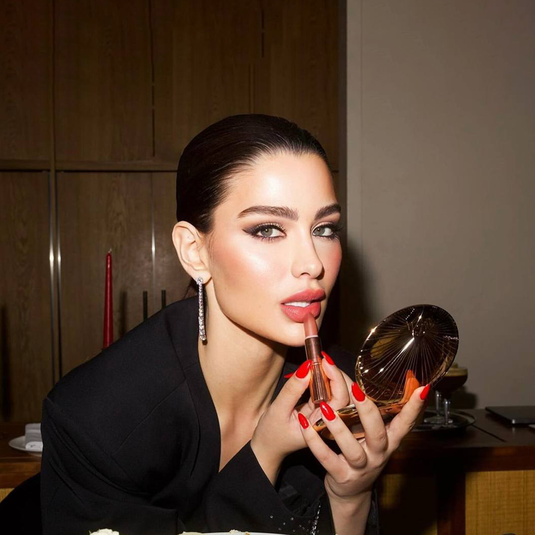 بسمة بوسيل تقف إلى جانب روان بن حسين في السجن