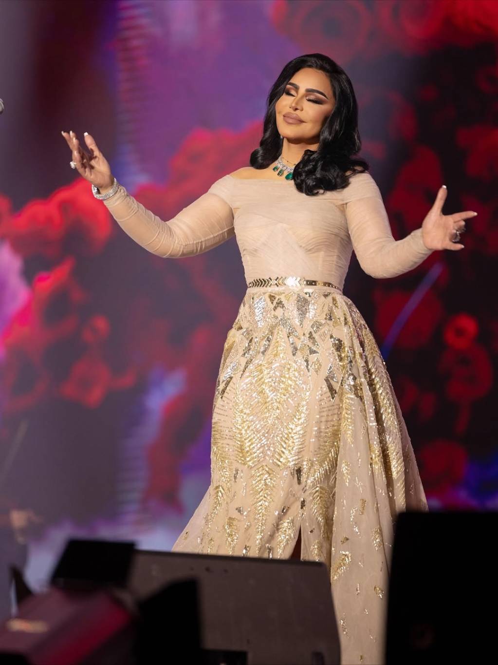 أحلام تشع جمالاً بفستان أنيق ومجوهرات مبهرة