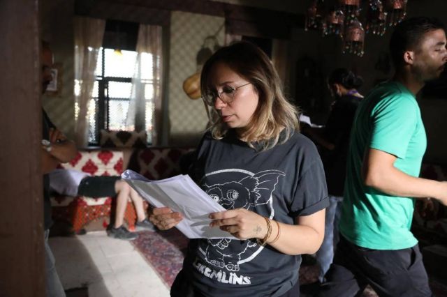 المخرجة سارة طلب في كواليس تصوير فيلم 