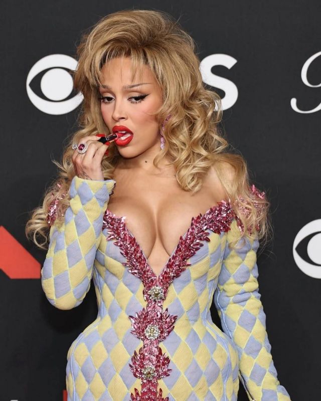 المغنّية دوجا كات