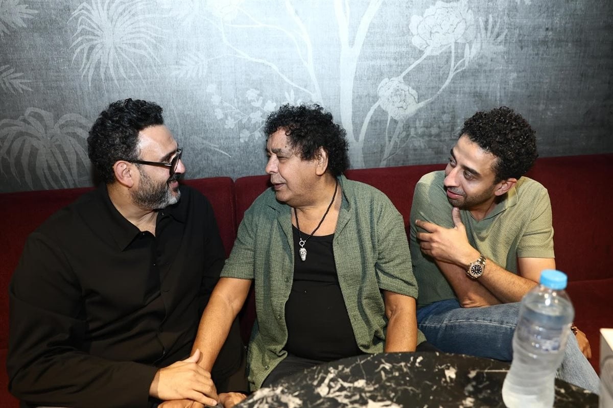 محمد منير مع أكرم حسني وهيثم دبور بعد عودته للقاهرة
