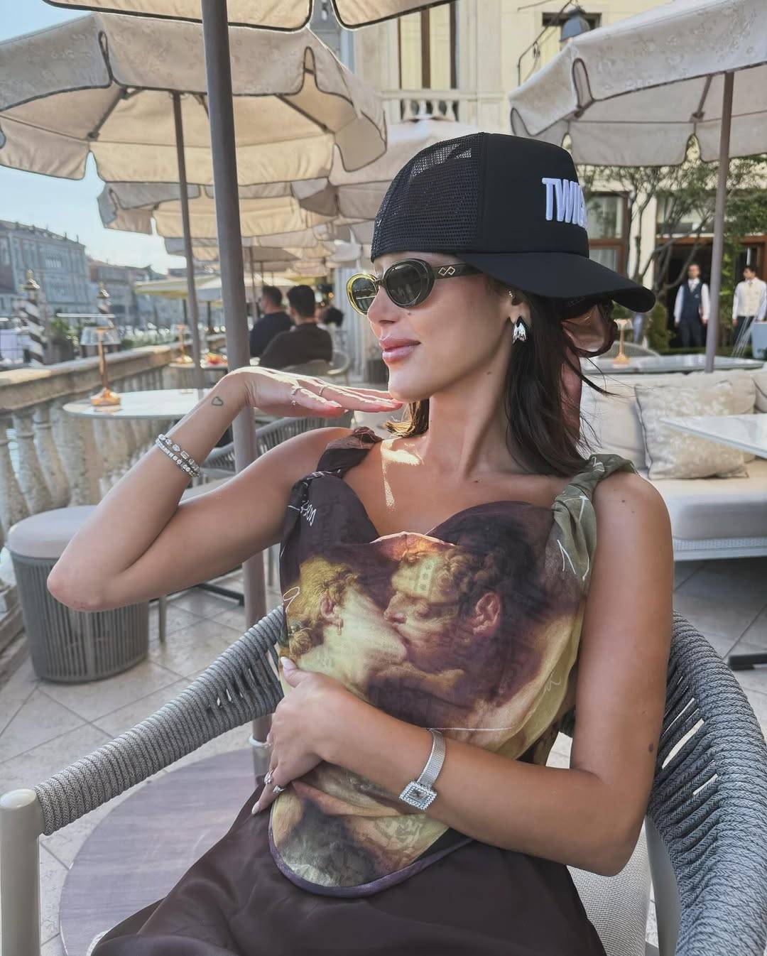 بسمة بوسيل تتجاهل الانتقادات وتستمتع بوقتها مع أصدقائها