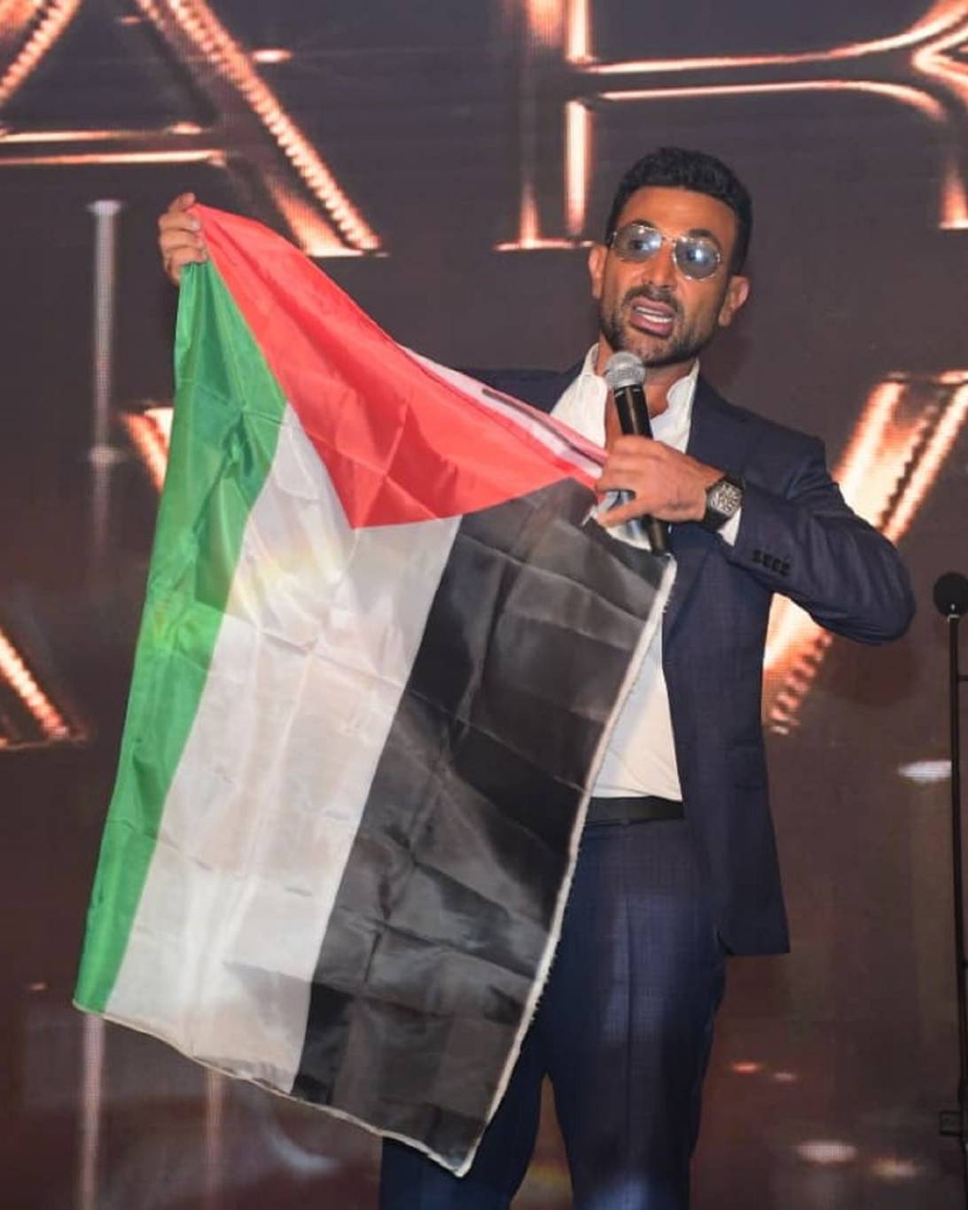 أحمد سعد يرفع علم فلسطين