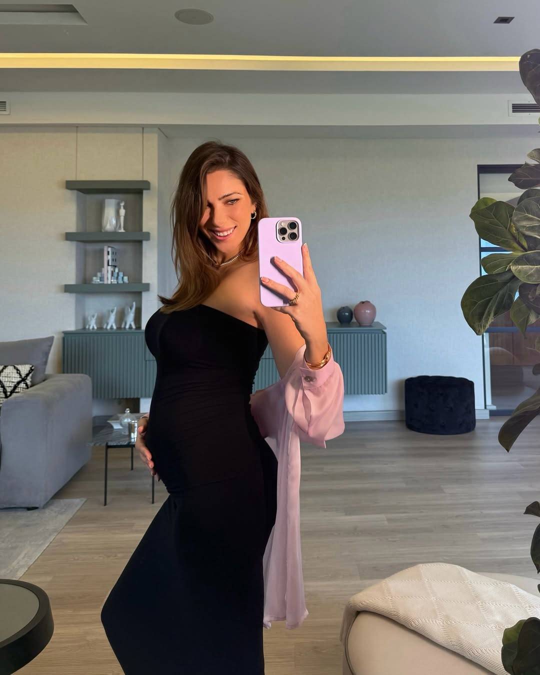 دانييلا رحمة في صورة الحمل الرسمية الأولى... يدها على بطنها: الحياة داخلي 