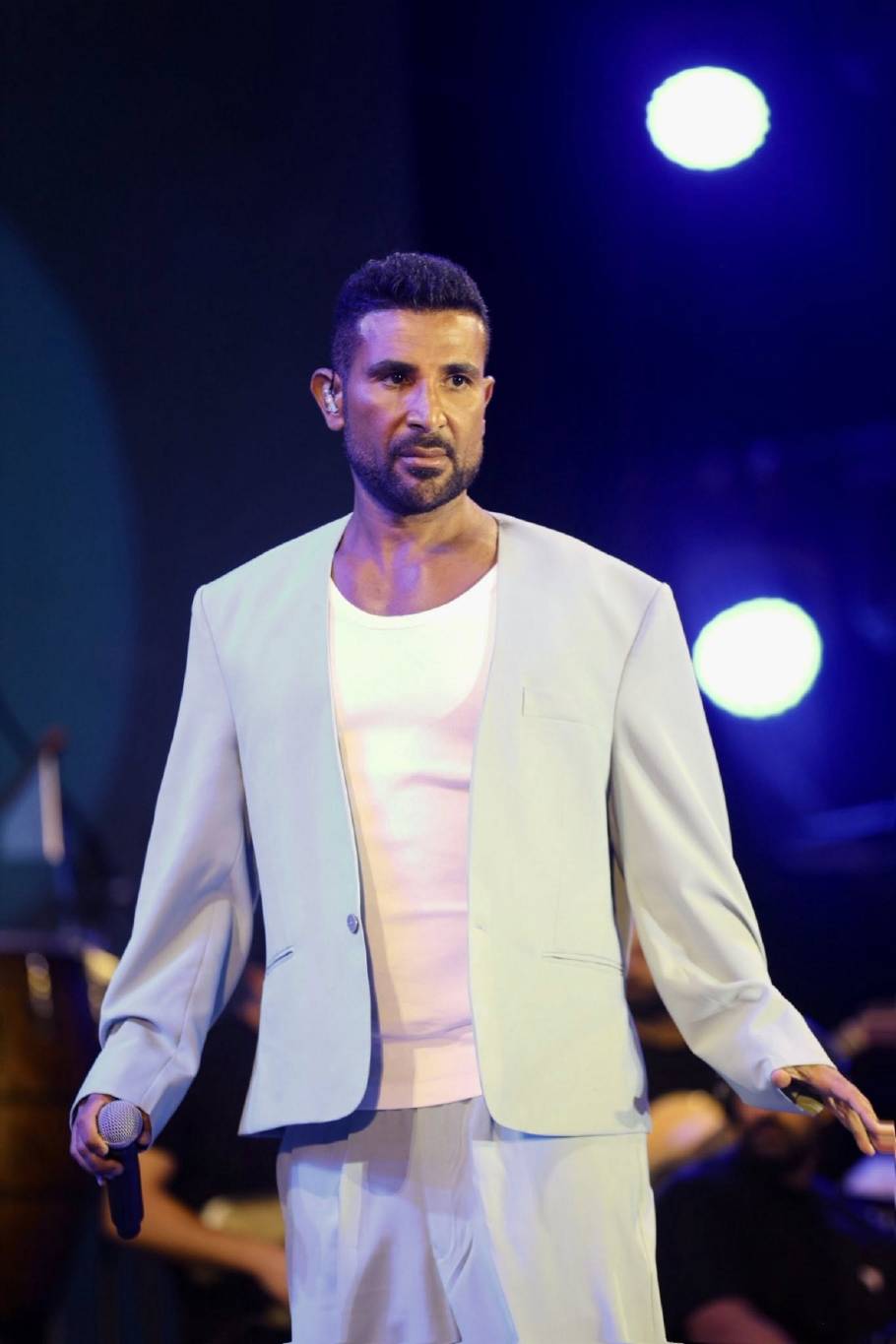 أحمد سعد يشوّق جمهوره لحفله بلندن ويكشف سراً عن غنائه باللغة الإنجليزية