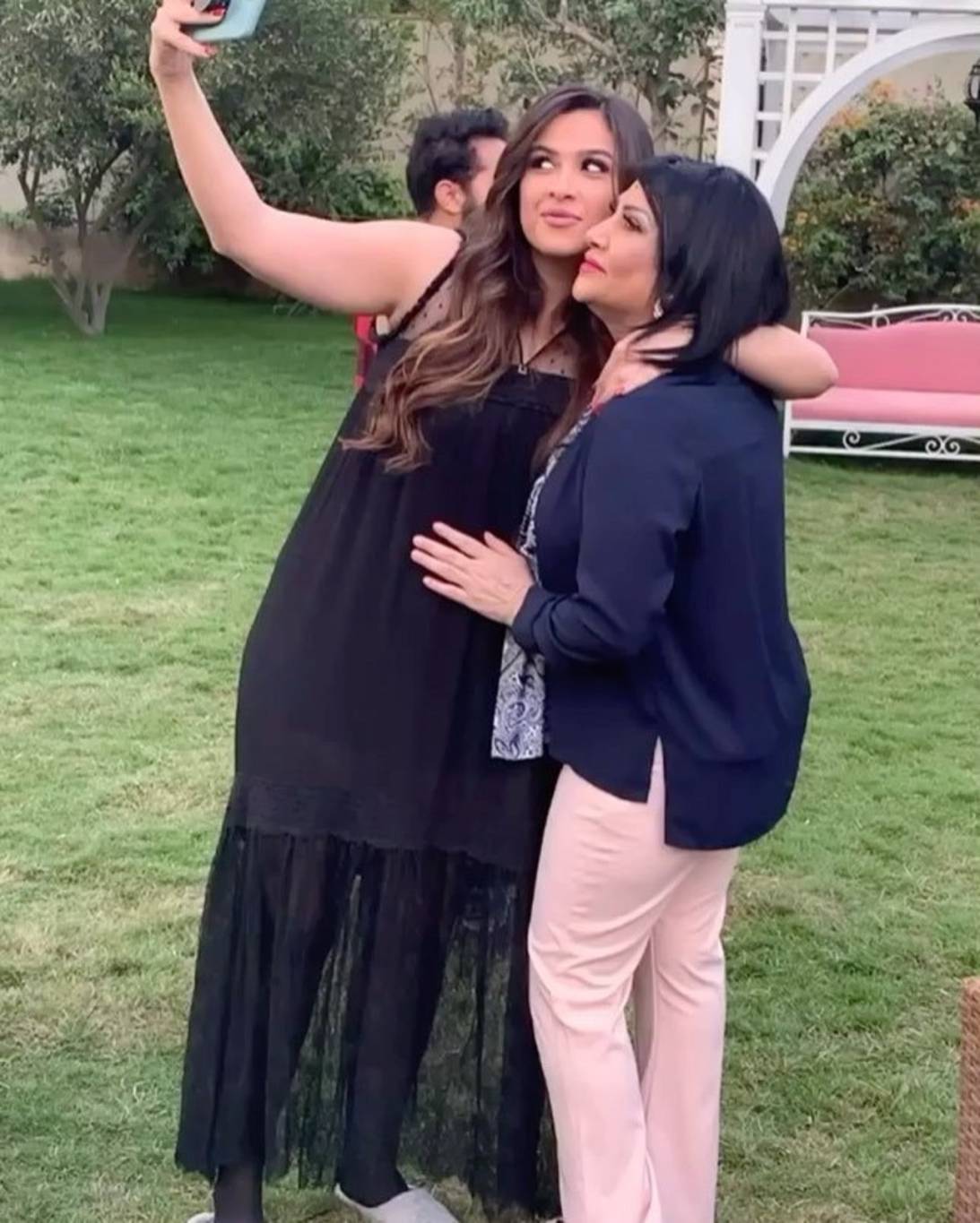 بدرية طلبة ترد على أنباء تخلي ياسمين عبد العزيز عنها (فيديو)