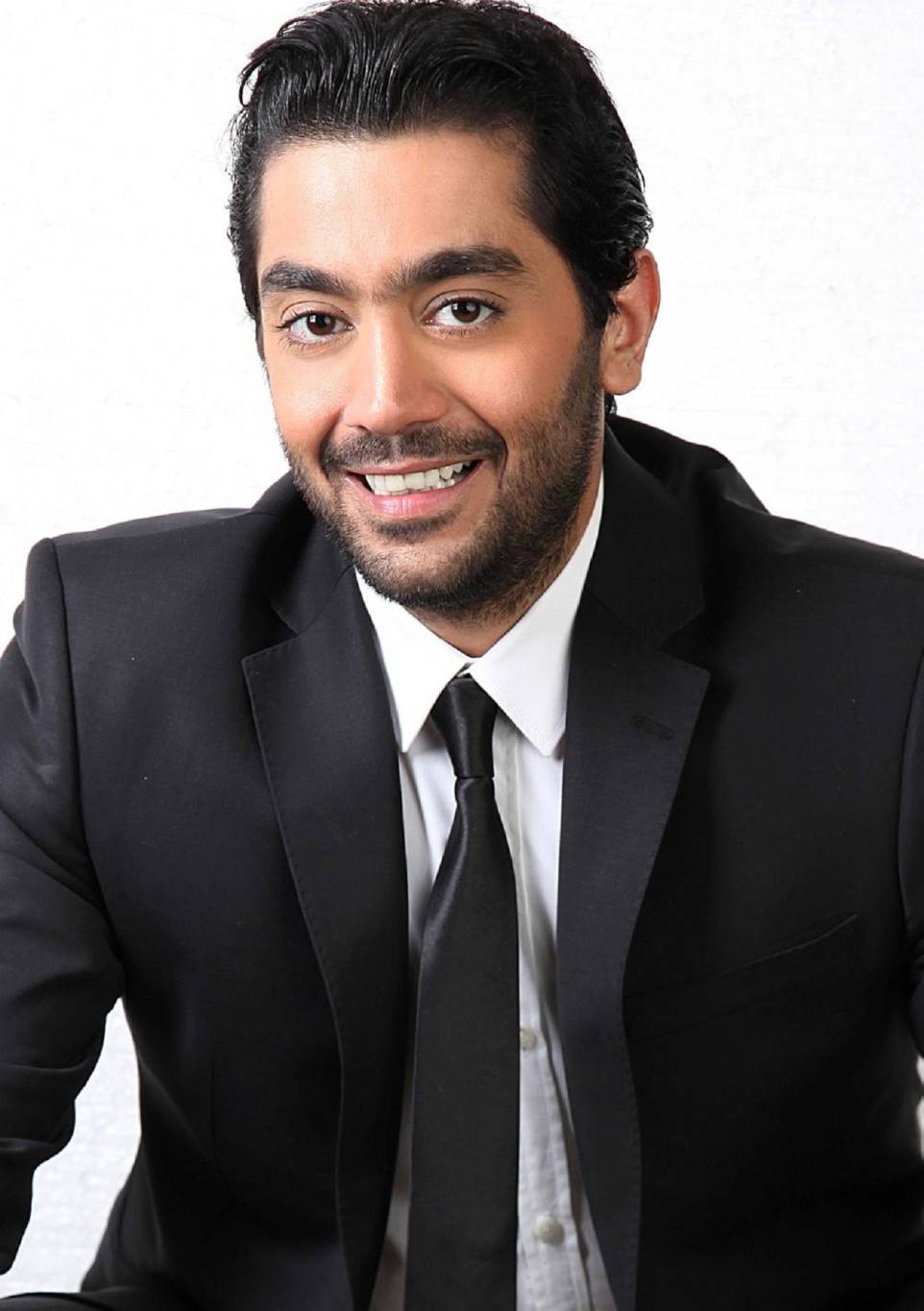 حقيقة حصول أحمد فلوكس على الدكتوراه الفخرية من الجامعة البريطانية