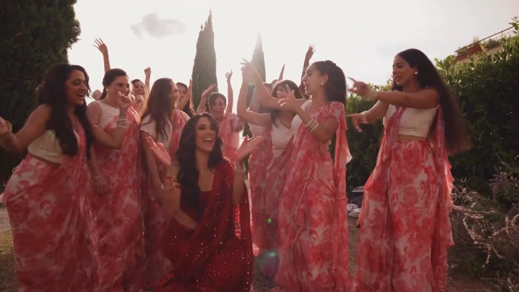 إميلي مع قريباتها وصديقاتها في حفل الزفاف