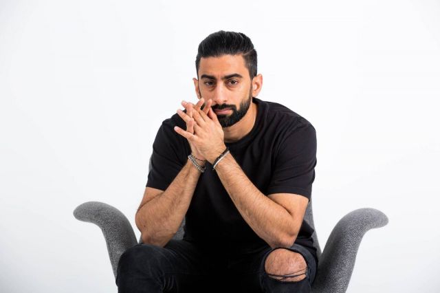 نجاة أنس بوخش بعد احتراق سيارته بشكل مفاجئ