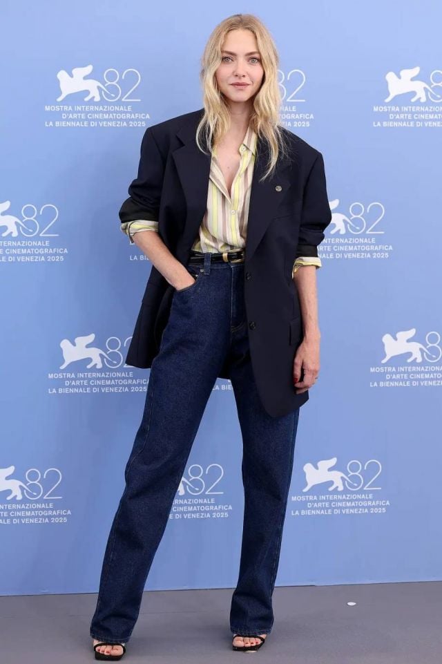 أماندا سيفريد بتصميم فرساتشي 