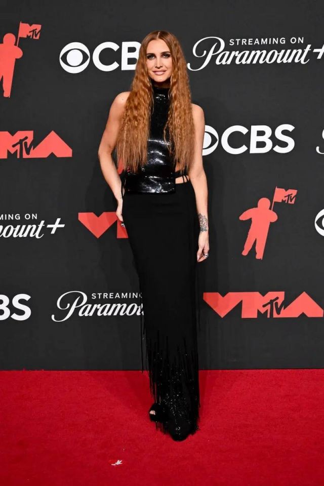 صيحة الغوثيك تسيطر على السجادة الحمراء في MTV VMAs 2025