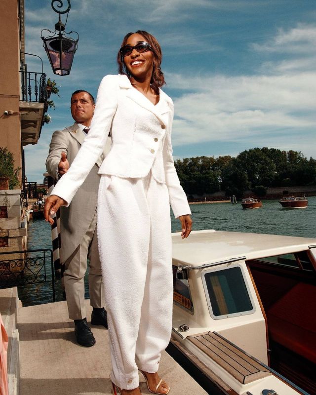 آيو اديبيري في تصميم شانيل 