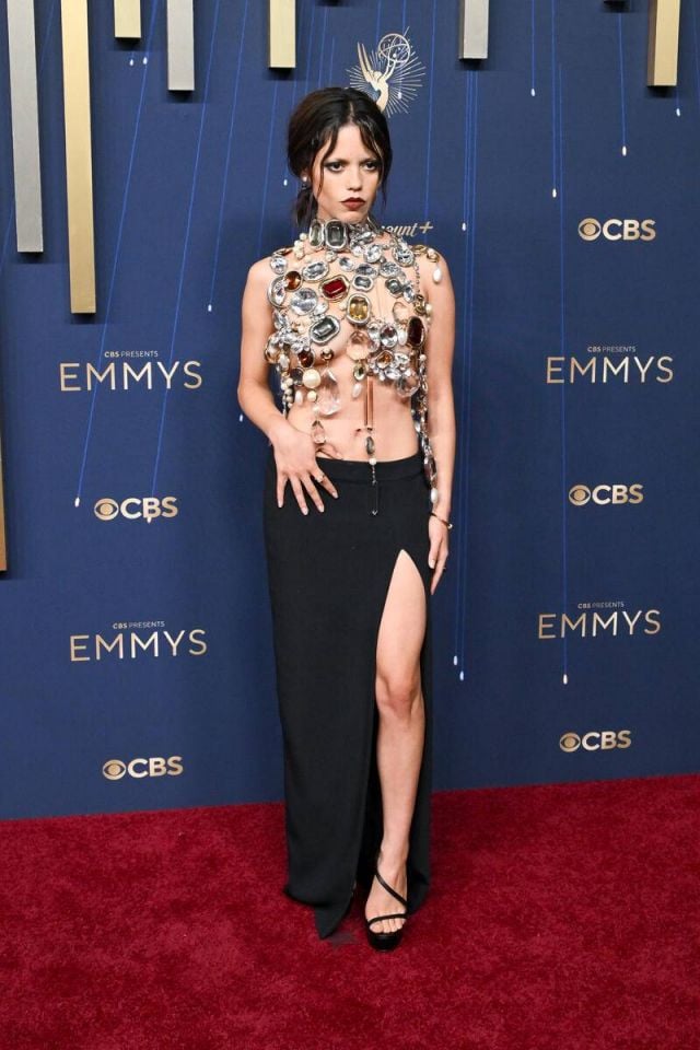 الجرأة والفخامة... جينا أورتيغا تتألق بإطلالة من Givenchy 