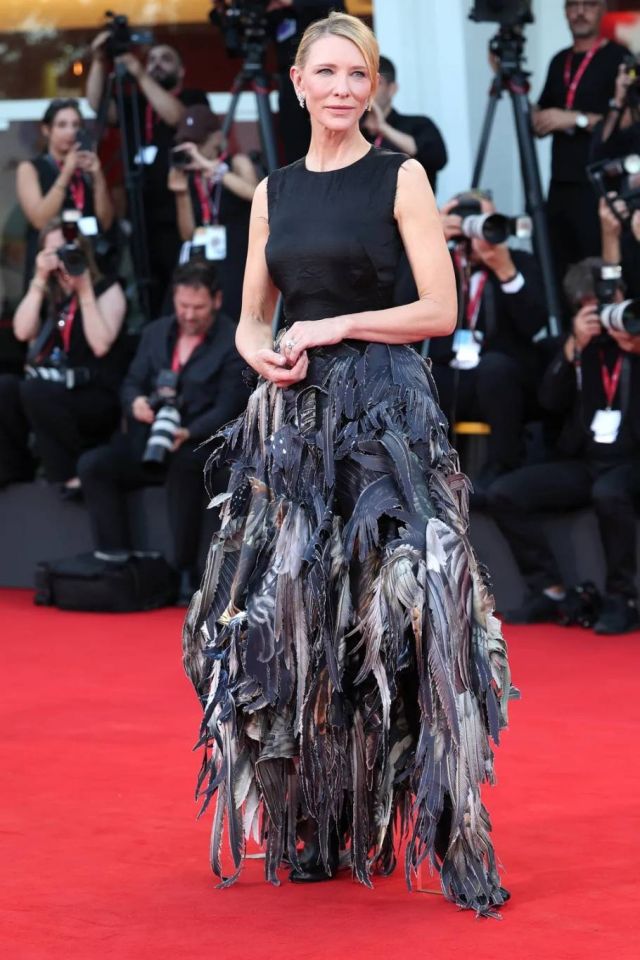 كيت بلانشيت: تحفة فنية من الريش والكعب الأكريليكي