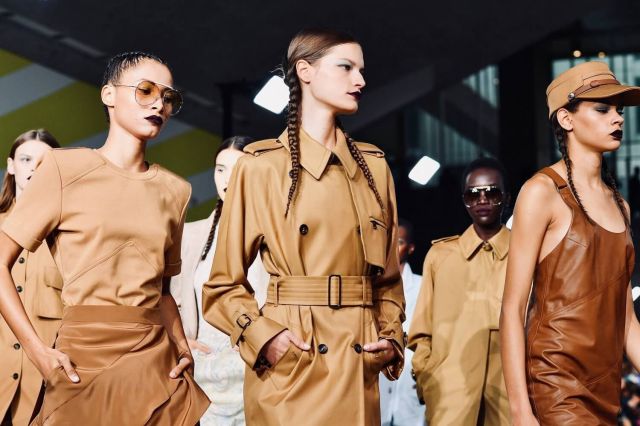 تألّقي بلون الفخامة الملهمة في خريف 2025