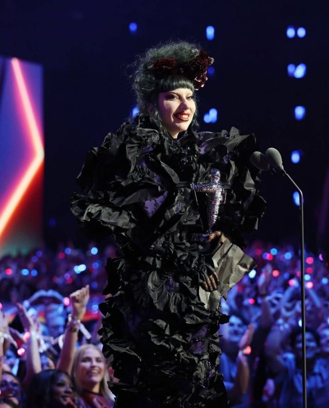 ليدي غاغا تلفت الأنظار بفستان مختلف مزيّن بالكشاكش 