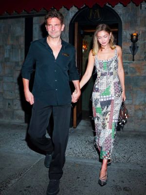 جيجي حديد تبدو أنيقة مع برادلي كوبر في نيويورك