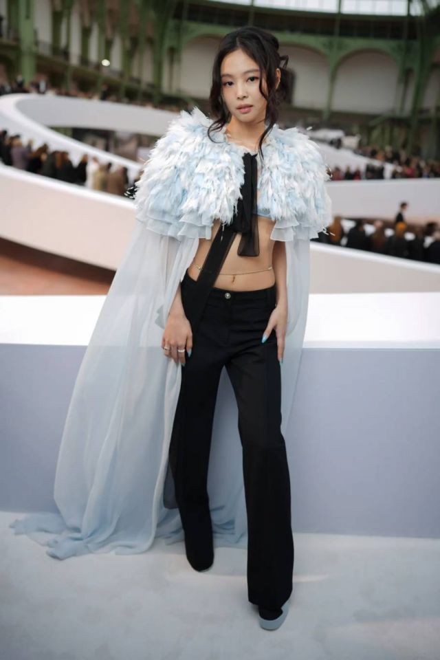 جيني كيم باطلالة من شانيل 