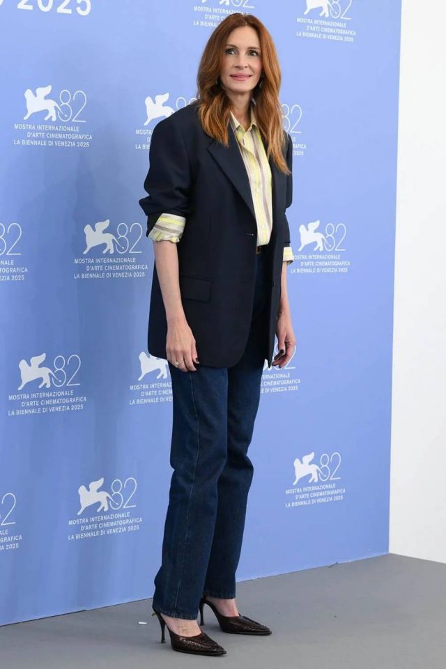 جوليا روبرتس بتصميم فرساتشي 