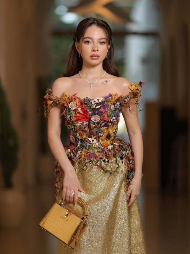 بيسان إسماعيل تضجّ جمالاً بفستان مزيّن بالورود