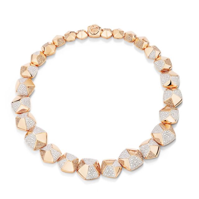 قلادة بنتاغوني المبتكَرة من الذهب الوردي والمرصّعة بالألماس الأبيض والبنّي