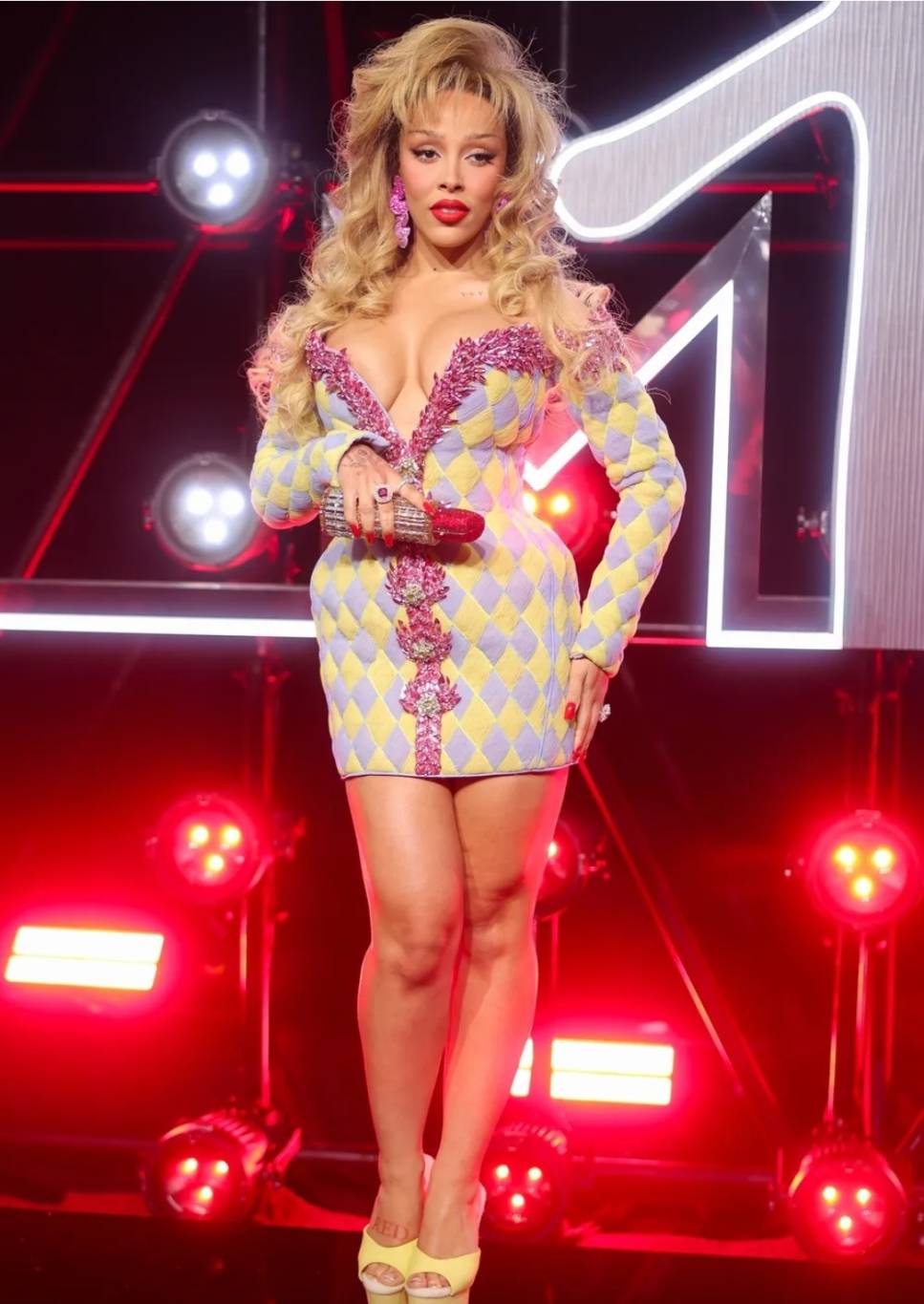 دوجا كات تتألق بفستان جريء من Balmain 