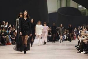 ما الذي قاد Chanel لاستخدام الشيفون في خريف 2025؟