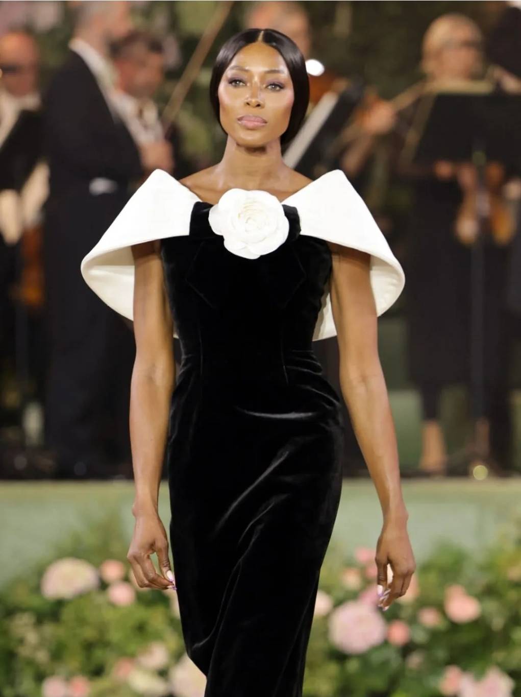 نعومي كامبل تتمايل برشاقة بفستان أسود أنيق