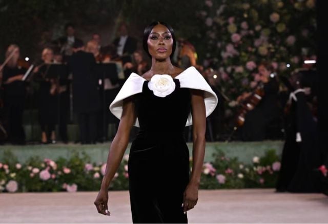 نعومي كامبل تخطف الأنظار في لندن