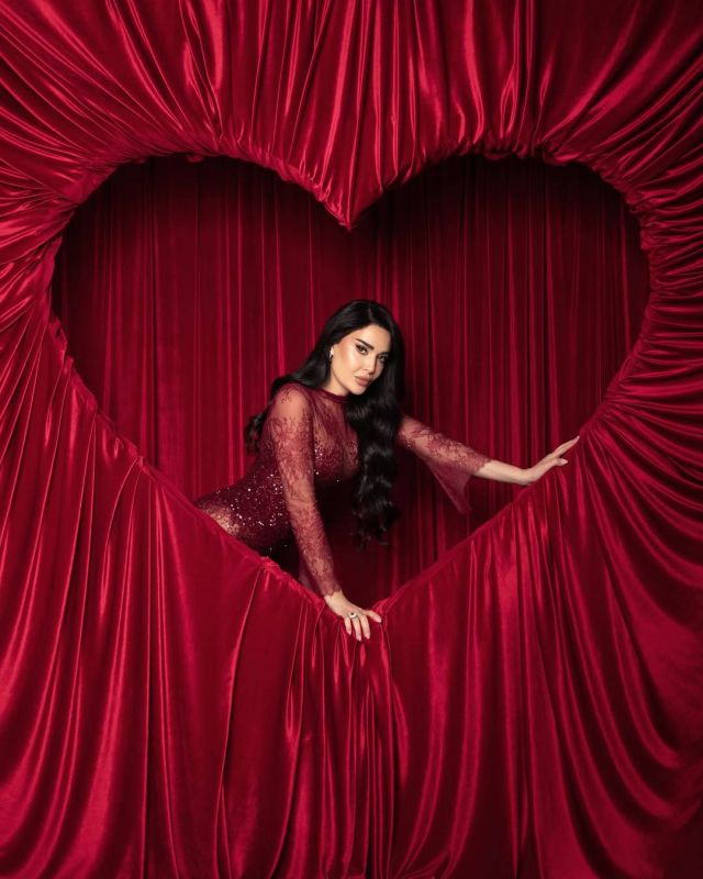 سيرين عبد النور بفستان باللون الأحمر  البوردو 