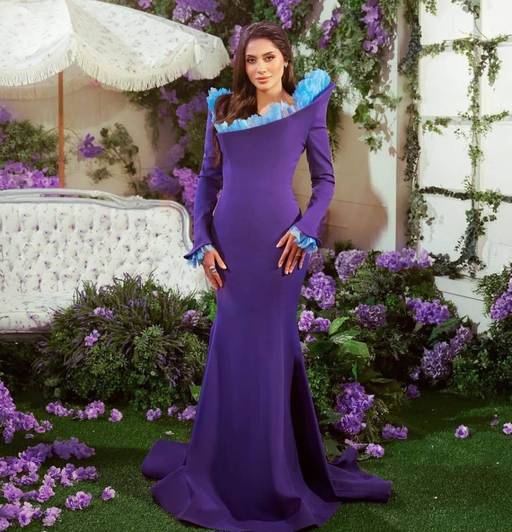 إلهام علي تضجّ أنوثةً بفستان مجسّم وكشاكش ملونة 