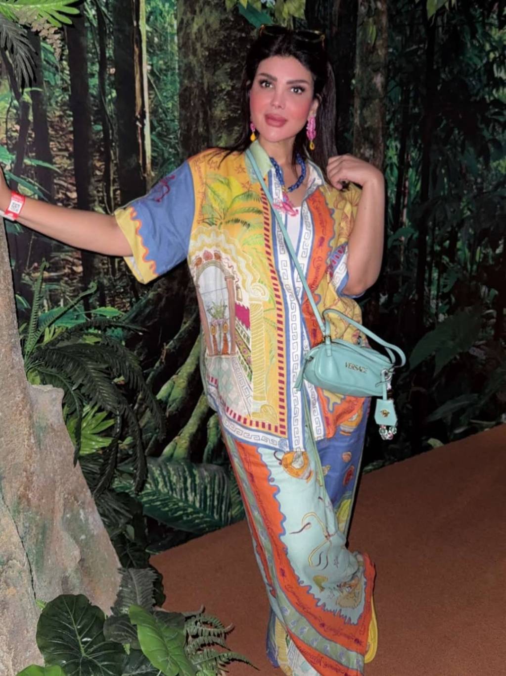 طلّة صيفية منعشة... إلهام الفضالة بطقم منقوش بألوان مبهجة