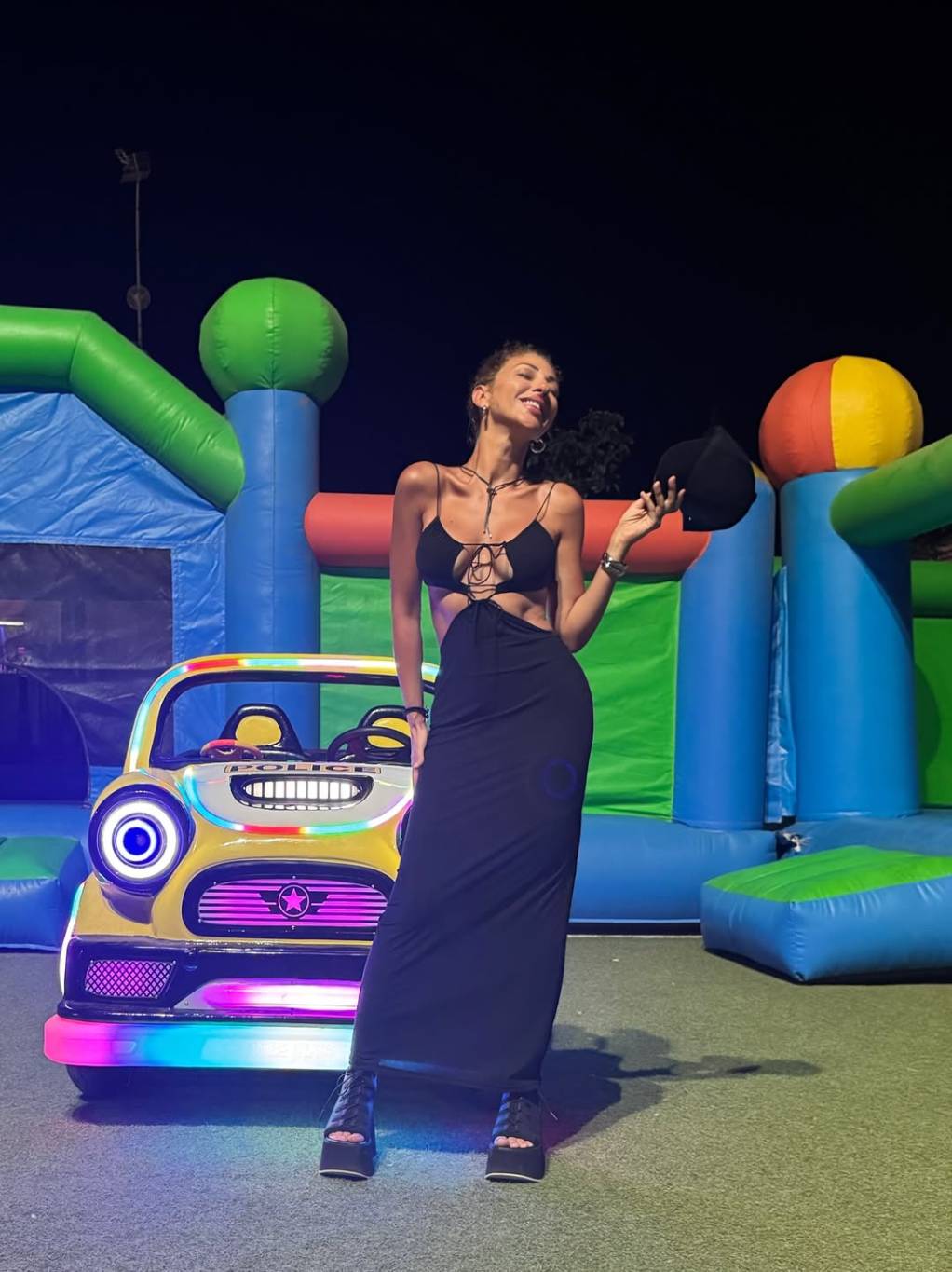 ميريام فارس تخطف الأنظار بإطلالة جريئة بالأسود