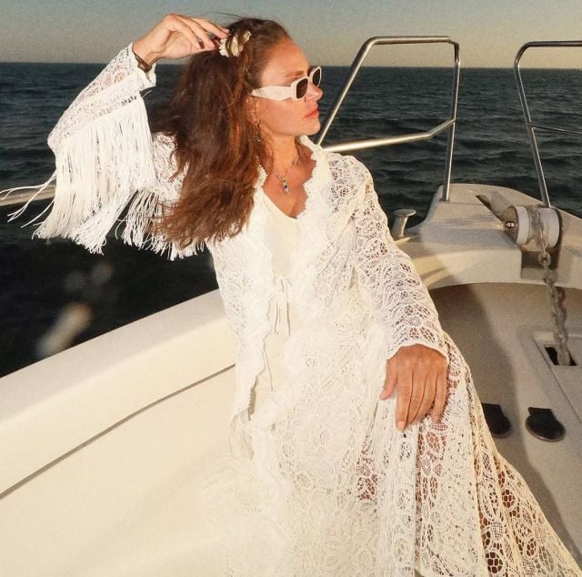 ديمة قندلفت بالدانتيل الأبيض 