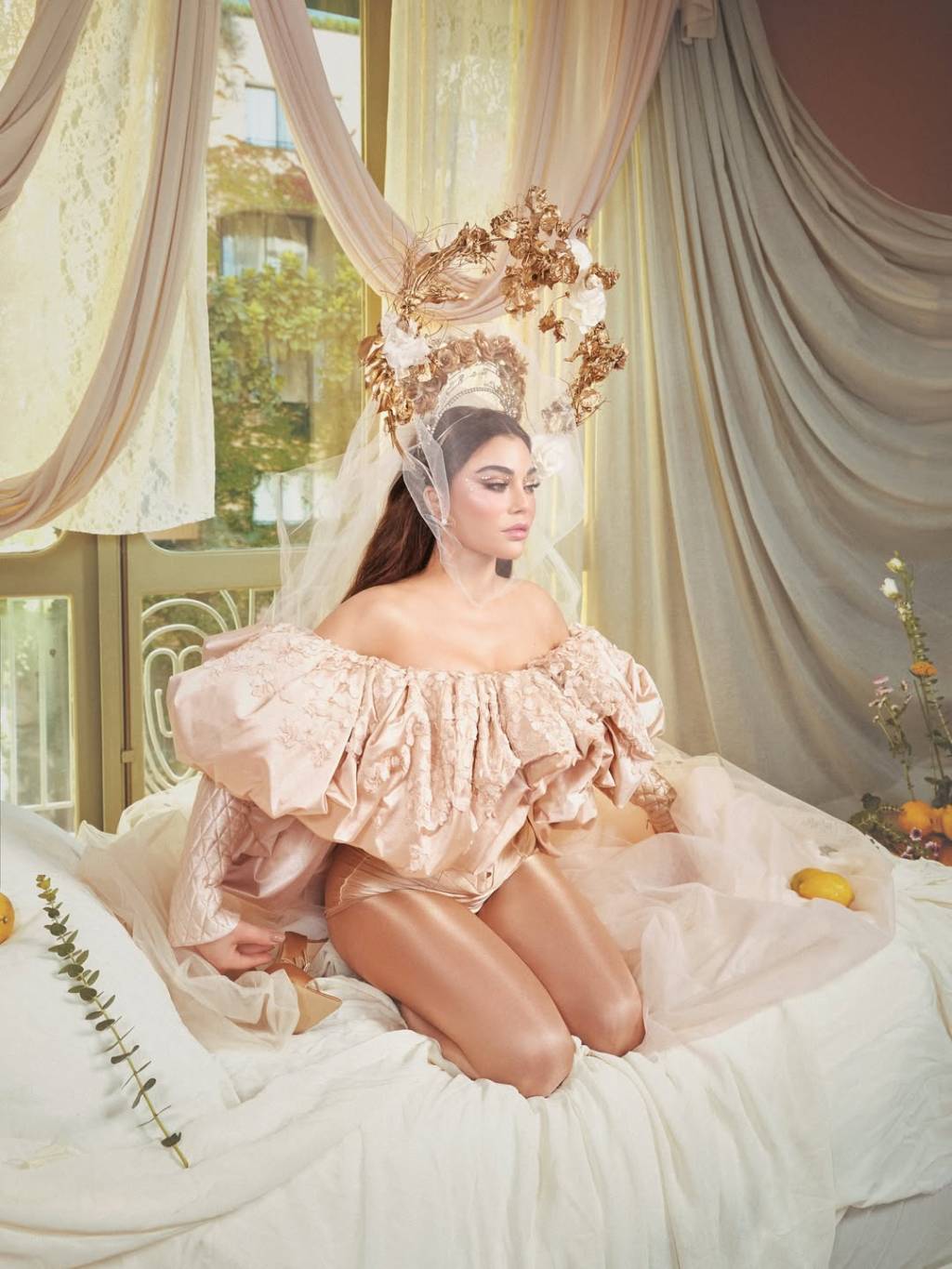 هيفاء وهبي تشعل الأضواء بإطلالة ذهبية فاخرة من نيكولا جبران