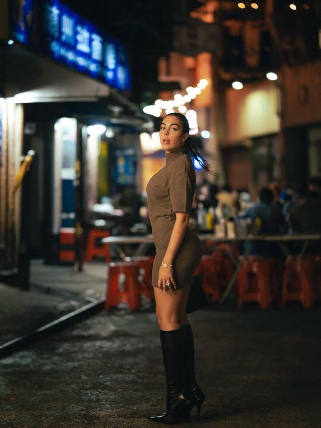 فستان بنّي ضيّق بياقة عالية (Turtle Neck) مع بوت أسود عالٍ