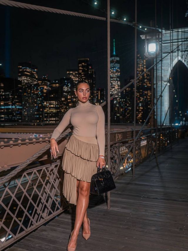  فستان بيج بياقة Turtleneck مع تنورة كشاكش غير متناسقة