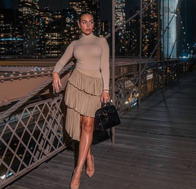 جورجينا رودريغيز تخطف الأنظار في نيويورك بإطلالات أنيقة ومتنوعة