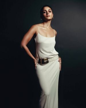إطلالات النجمات في العرض الأول لسلسلة The Bads of Bollywood