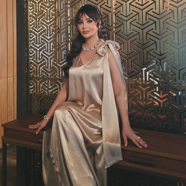 لجين عمران تتألق بفستان ذهبي أنثوي بلمسات فاخرة