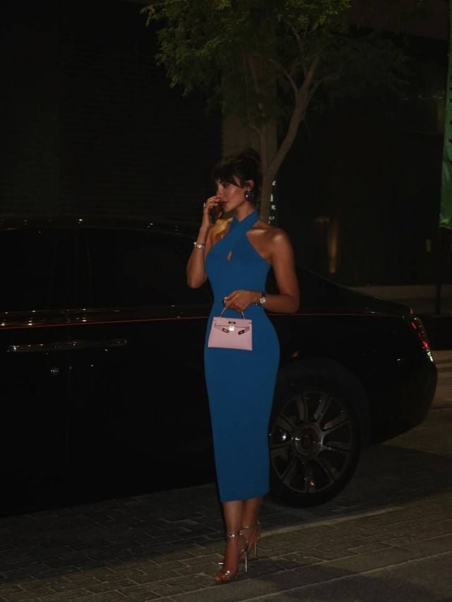 نور الغندور بفستان أزرق وحقيبة هيرميس 