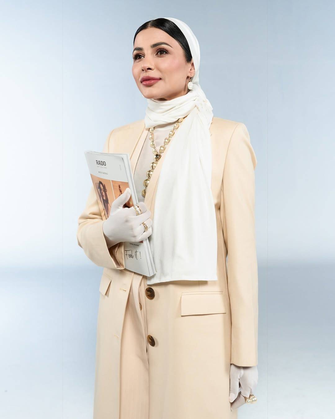 مهيرة عبد العزيز بإطلالة أنيقة بعباءة بيج بلمسات عصرية