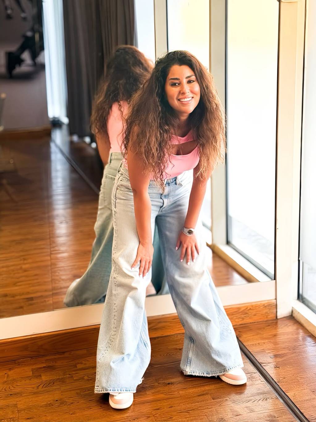 آيتن عامر تستعرض نحافتها بملابس كاجوال أنيقة